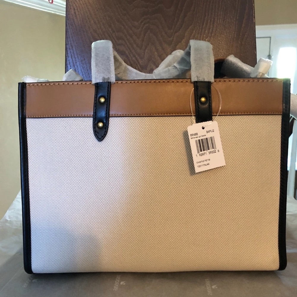 Coach Field Tote Leatherware NEW WITH TAG
COMES WITH POUCH, STRAP AND DUST BAG - Picture 6 of 13